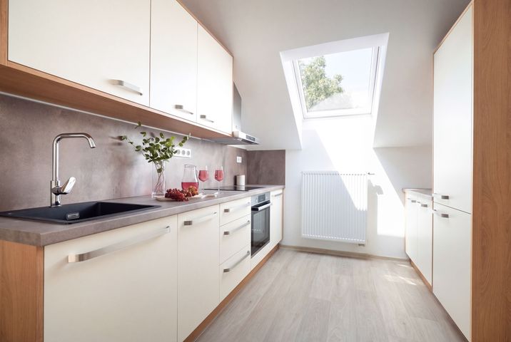 Nový klimatizovaný 2+kk 65,3 m² s parkovacím stáním a sklepem–komorní bydlení u Klánovického lesa — fotografie 2