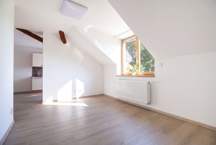 Nový klimatizovaný 2+kk 65,3 m² s parkovacím stáním a sklepem–komorní bydlení u Klánovického lesa — fotografie 7