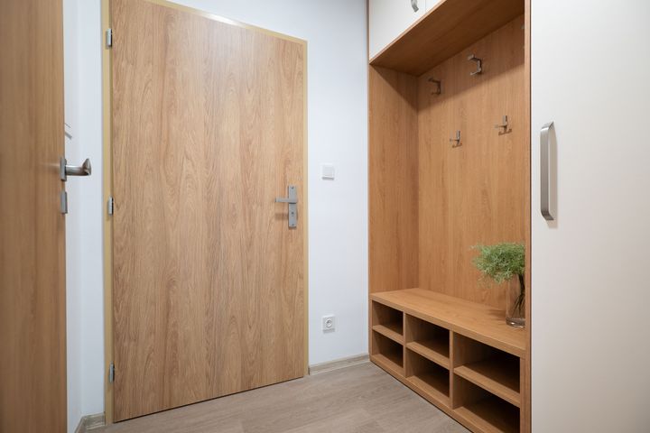Nový klimatizovaný 2+kk 65,3 m² s parkovacím stáním a sklepem–komorní bydlení u Klánovického lesa — fotografie 11
