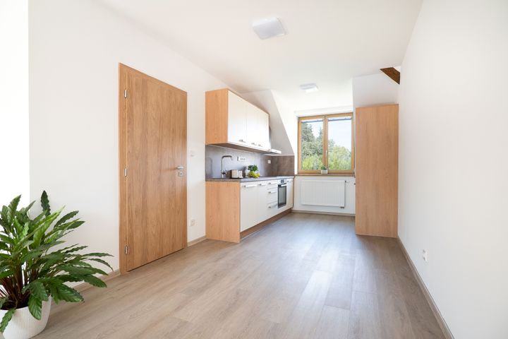 Nový klimatizovaný 2+kk 65 m² s parkovacím stáním a sklepem–komorní bydlení u Klánovického lesa — fotografie 6