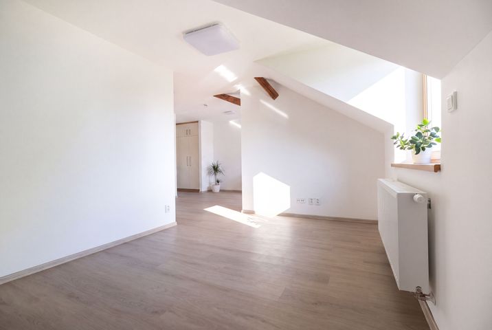 Nový klimatizovaný 2+kk 65,3 m² s parkovacím stáním a sklepem–komorní bydlení u Klánovického lesa — fotografie 8