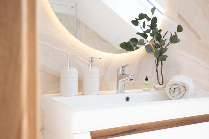 Nový klimatizovaný 2+kk 65,3 m² s parkovacím stáním a sklepem–komorní bydlení u Klánovického lesa — fotografie 15