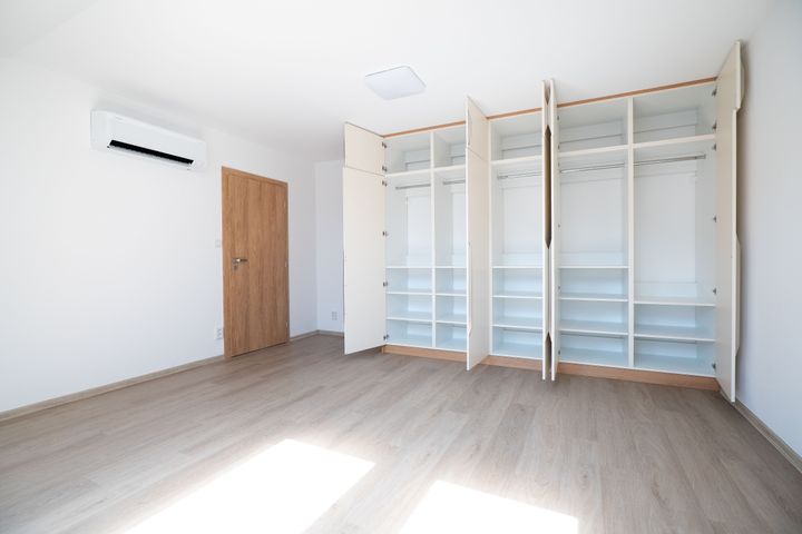 Nový klimatizovaný 2+kk 65 m² s parkovacím stáním a sklepem–komorní bydlení u Klánovického lesa — fotografie 17