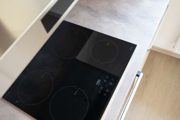 Nový klimatizovaný 2+kk 65 m² s parkovacím stáním a sklepem–komorní bydlení u Klánovického lesa — fotografie 11