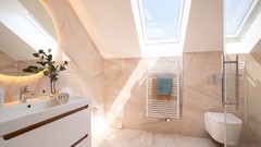 Nový klimatizovaný 2+kk 65,3 m² s parkovacím stáním a sklepem–komorní bydlení u Klánovického lesa