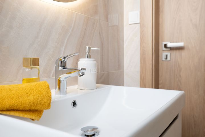 Nový klimatizovaný 2+kk 65 m² s parkovacím stáním a sklepem–komorní bydlení u Klánovického lesa — fotografie 12