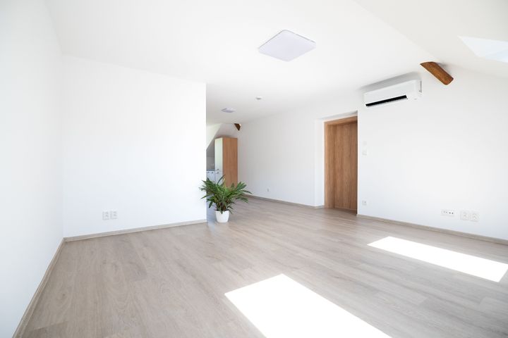 Nový klimatizovaný 2+kk 65 m² s parkovacím stáním a sklepem–komorní bydlení u Klánovického lesa — fotografie 25