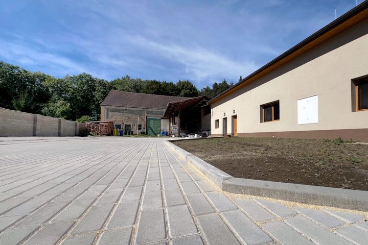 Nový klimatizovaný 2+kk 65,3 m² s parkovacím stáním a sklepem–komorní bydlení u Klánovického lesa — fotografie 34