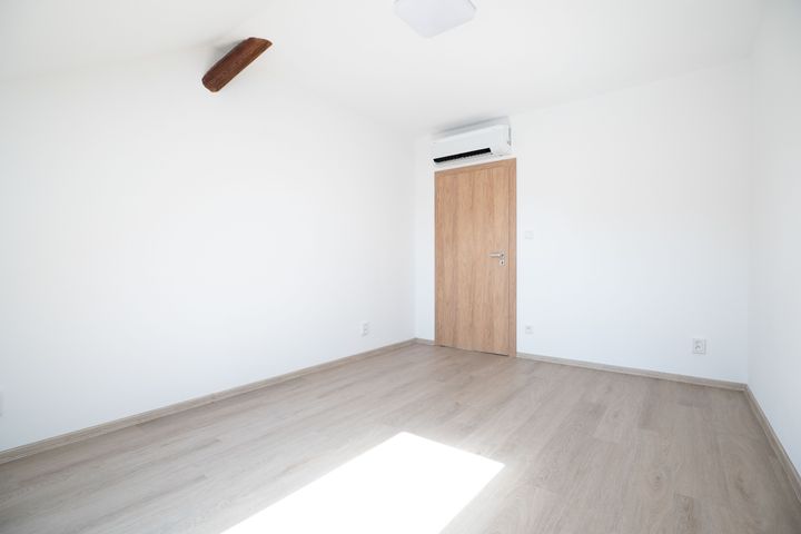 Nový klimatizovaný 2+kk 65,3 m² s parkovacím stáním a sklepem–komorní bydlení u Klánovického lesa — fotografie 24