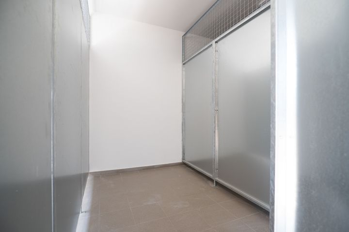 Nový klimatizovaný 2+kk 65,3 m² s parkovacím stáním a sklepem–komorní bydlení u Klánovického lesa — fotografie 30