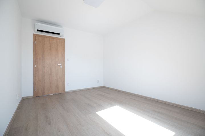 Nový klimatizovaný 2+kk 65,3 m² s parkovacím stáním a sklepem–komorní bydlení u Klánovického lesa — fotografie 22