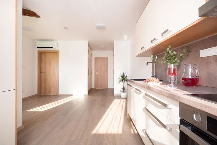 Nový klimatizovaný 2+kk 65,3 m² s parkovacím stáním a sklepem–komorní bydlení u Klánovického lesa — fotografie 6
