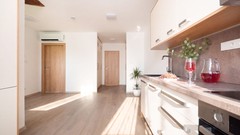 (3B) Nový klimatizovaný 2+kk 65,3 m² s parkovacím stáním a sklepem–komorní bydlení u Klánovického lesa
