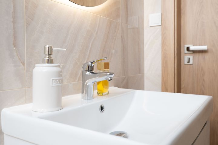 Nový klimatizovaný 2+kk 65 m² s parkovacím stáním a sklepem–komorní bydlení u Klánovického lesa — fotografie 14
