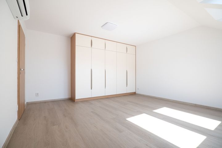 Nový klimatizovaný 2+kk 65 m² s parkovacím stáním a sklepem–komorní bydlení u Klánovického lesa — fotografie 21