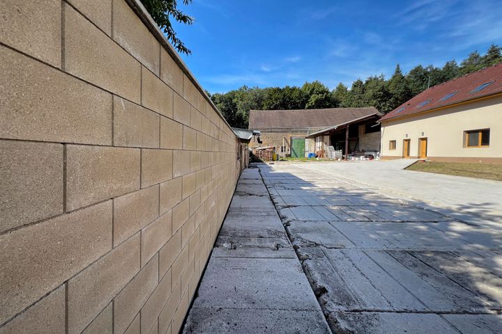 Nový klimatizovaný 2+kk 65,3 m² s parkovacím stáním a sklepem–komorní bydlení u Klánovického lesa — fotografie 33