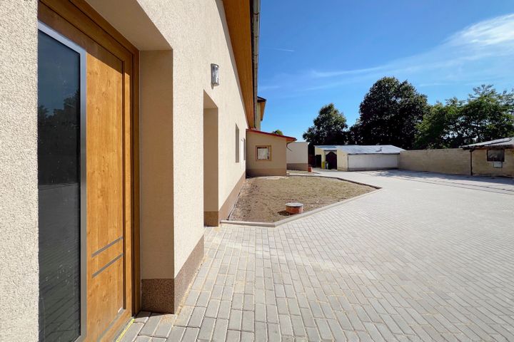 Nový klimatizovaný 2+kk 65,3 m² s parkovacím stáním a sklepem–komorní bydlení u Klánovického lesa — fotografie 26