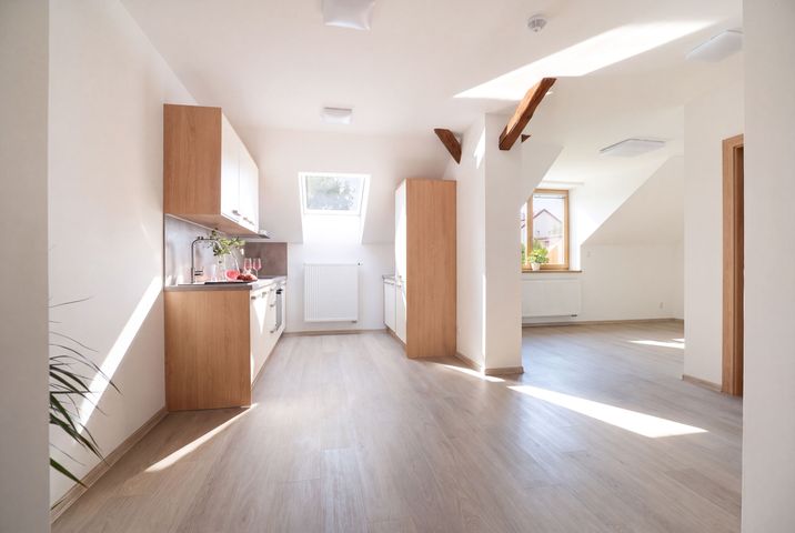 Nový klimatizovaný 2+kk 65,3 m² s parkovacím stáním a sklepem–komorní bydlení u Klánovického lesa — fotografie 4