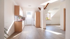 (Byt B) Nový klimatizovaný 2+kk 65,3 m² s parkovacím stáním a sklepem–komorní bydlení u Klánovického lesa