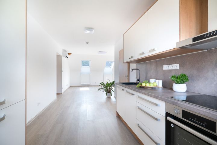 Nový klimatizovaný 2+kk 65 m² s parkovacím stáním a sklepem–komorní bydlení u Klánovického lesa — fotografie 7
