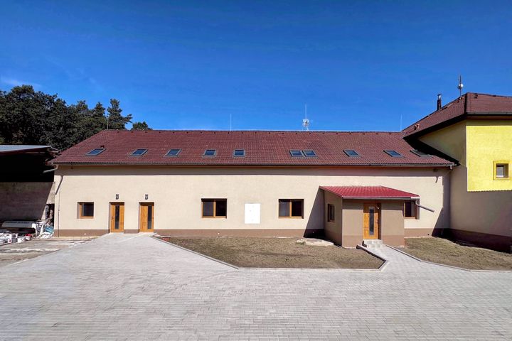 Nový klimatizovaný 2+kk 65,3 m² s parkovacím stáním a sklepem–komorní bydlení u Klánovického lesa — fotografie 3