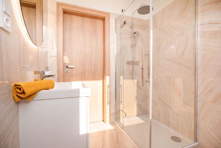 Nový klimatizovaný 2+kk 65 m² s parkovacím stáním a sklepem–komorní bydlení u Klánovického lesa — fotografie 13