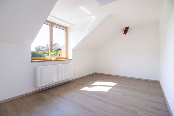 Nový klimatizovaný 2+kk 65,3 m² s parkovacím stáním a sklepem–komorní bydlení u Klánovického lesa — fotografie 9