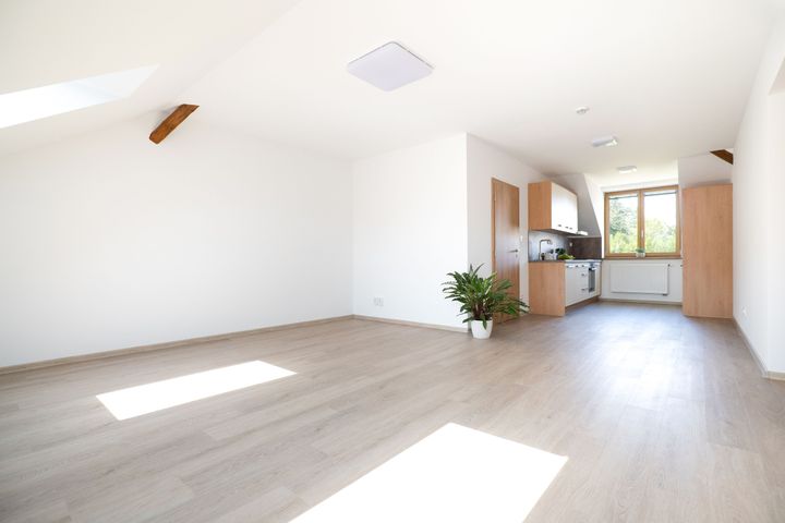 Nový klimatizovaný 2+kk 65 m² s parkovacím stáním a sklepem–komorní bydlení u Klánovického lesa — fotografie 10