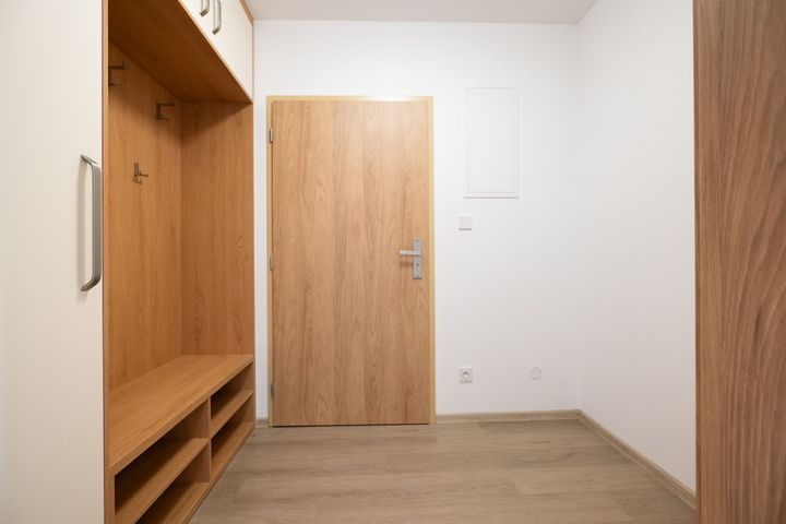 Nový klimatizovaný 2+kk 65 m² s parkovacím stáním a sklepem–komorní bydlení u Klánovického lesa — fotografie 27