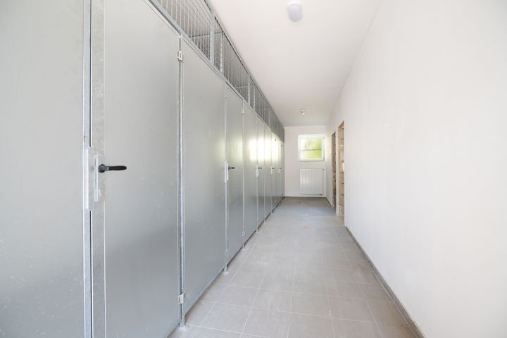 Nový klimatizovaný 2+kk 65,3 m² s parkovacím stáním a sklepem–komorní bydlení u Klánovického lesa — fotografie 29