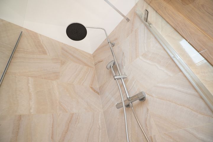 Nový klimatizovaný 2+kk 65,3 m² s parkovacím stáním a sklepem–komorní bydlení u Klánovického lesa — fotografie 16
