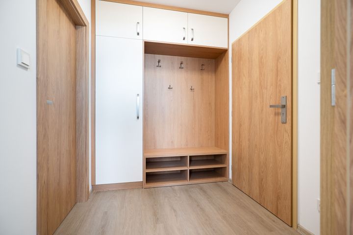 Nový klimatizovaný 2+kk 65 m² s parkovacím stáním a sklepem–komorní bydlení u Klánovického lesa — fotografie 28
