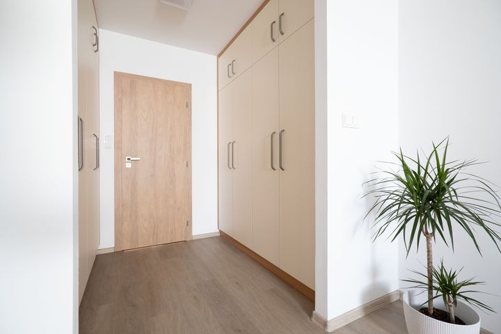 Nový klimatizovaný 2+kk 65,3 m² s parkovacím stáním a sklepem–komorní bydlení u Klánovického lesa — fotografie 21