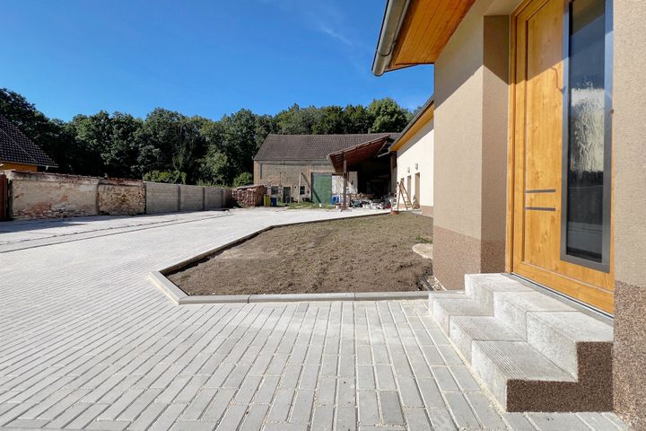 Nový klimatizovaný 2+kk 65,3 m² s parkovacím stáním a sklepem–komorní bydlení u Klánovického lesa — fotografie 25