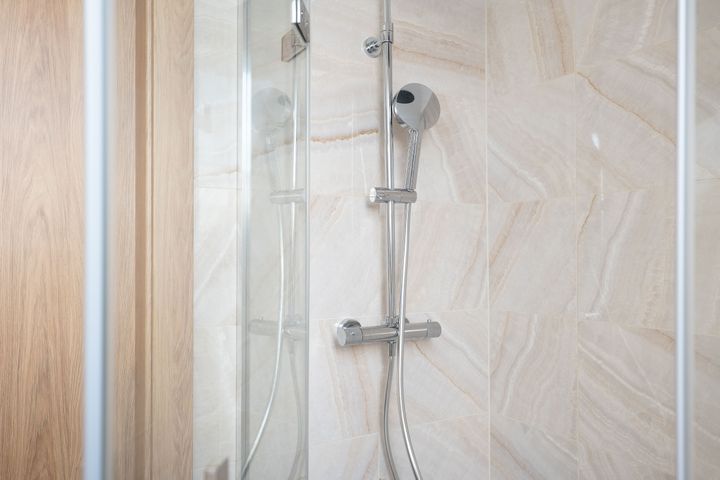 Nový klimatizovaný 2+kk 65 m² s parkovacím stáním a sklepem–komorní bydlení u Klánovického lesa — fotografie 16