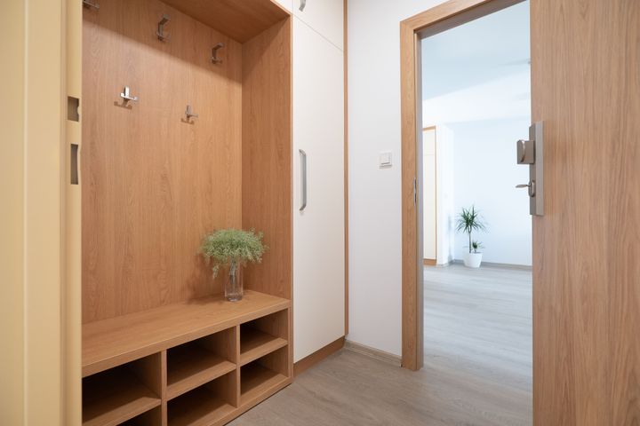 Nový klimatizovaný 2+kk 65,3 m² s parkovacím stáním a sklepem–komorní bydlení u Klánovického lesa — fotografie 12