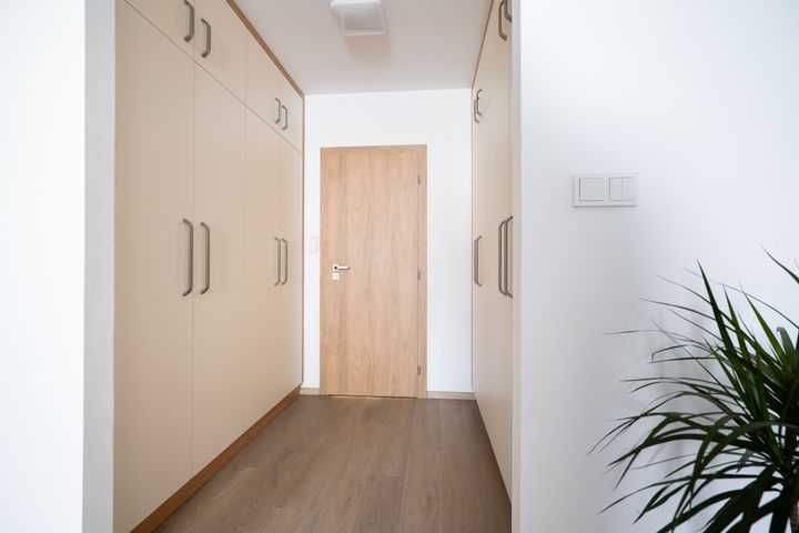 Nový klimatizovaný 2+kk 65,3 m² s parkovacím stáním a sklepem–komorní bydlení u Klánovického lesa — fotografie 20