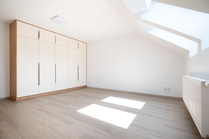 Nový klimatizovaný 2+kk 65 m² s parkovacím stáním a sklepem–komorní bydlení u Klánovického lesa — fotografie 23