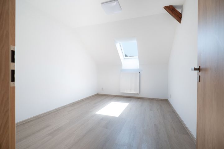 Nový klimatizovaný 2+kk 65,3 m² s parkovacím stáním a sklepem–komorní bydlení u Klánovického lesa — fotografie 23