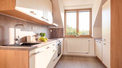 (Byt A) Nový klimatizovaný 2+kk 66,5 m² s parkovacím stáním a sklepem–komorní bydlení u Klánovického lesa