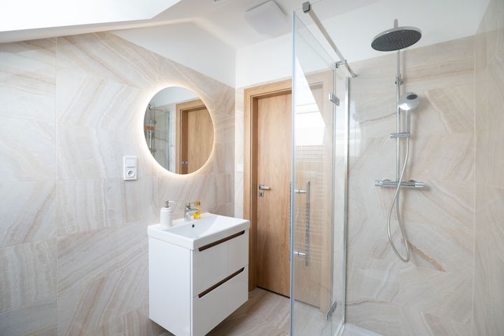 Nový klimatizovaný 2+kk 65 m² s parkovacím stáním a sklepem–komorní bydlení u Klánovického lesa — fotografie 15