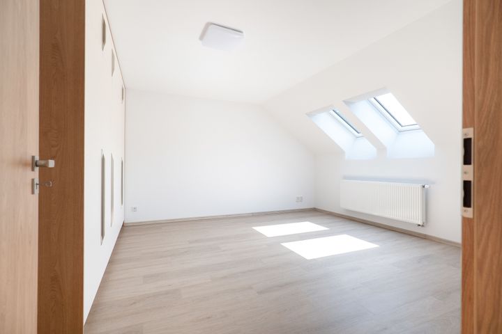 Nový klimatizovaný 2+kk 65 m² s parkovacím stáním a sklepem–komorní bydlení u Klánovického lesa — fotografie 20