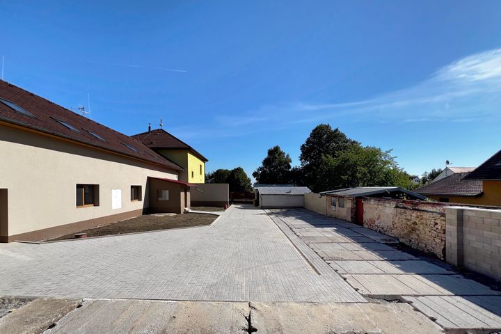 Nový klimatizovaný 2+kk 65,3 m² s parkovacím stáním a sklepem–komorní bydlení u Klánovického lesa — fotografie 31