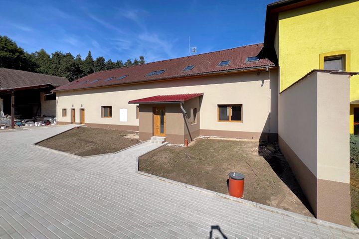 Nový klimatizovaný 2+kk 65,3 m² s parkovacím stáním a sklepem–komorní bydlení u Klánovického lesa — fotografie 32