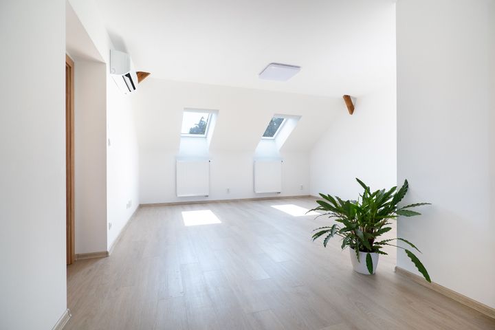 Nový klimatizovaný 2+kk 65 m² s parkovacím stáním a sklepem–komorní bydlení u Klánovického lesa — fotografie 24