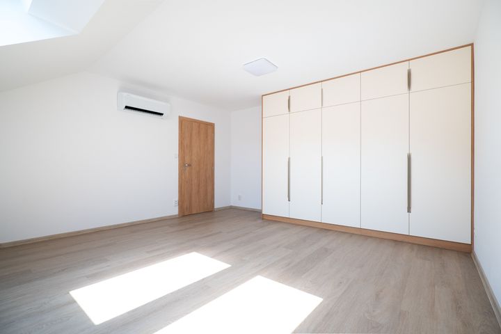 Nový klimatizovaný 2+kk 65 m² s parkovacím stáním a sklepem–komorní bydlení u Klánovického lesa — fotografie 18