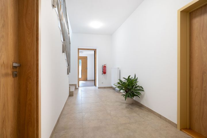 (Byt 1A) Nový 2+kk 59 m² s komorou, parkovacím stáním a sklepem–komorní bydlení u Klánovického lesa — fotografie 28
