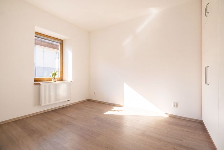 (Byt 1A) Nový 2+kk 59 m² s komorou, parkovacím stáním a sklepem–komorní bydlení u Klánovického lesa — fotografie 13