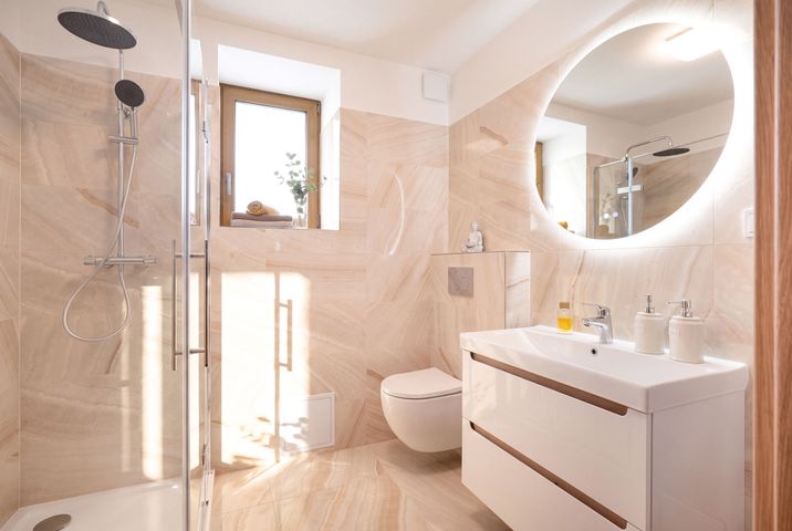 (Byt 1A) Nový 2+kk 59 m² s komorou, parkovacím stáním a sklepem–komorní bydlení u Klánovického lesa