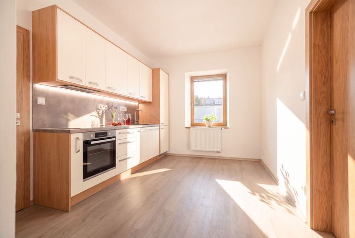 (Byt 1A) Nový 2+kk 59 m² s komorou, parkovacím stáním a sklepem–komorní bydlení u Klánovického lesa — fotografie 2